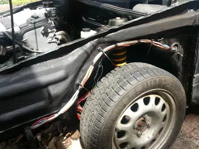 Golf II VR6 Kabelbaum durch das Radhaus verlegt