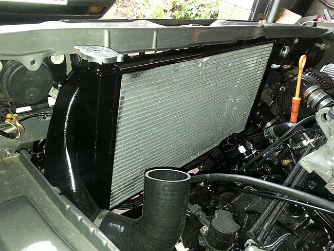 Jetta II 16V Turbo mit Rallye-Golf Ladeluftkühler und Wasserkühler aus Alu - Ansicht vom Motorraum Jetta II 16V Turbo mit Rallye-Golf Ladeluftkühler und Wasserkühler aus Alu - Ansicht vom Motorraum