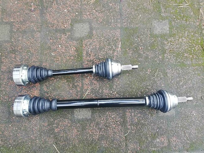 Golf II 16V Turbo Antriebswellen mit neuen Lagern und gepulvert Golf II 16V Turbo Antriebswellen mit neuen Lagern und gepulvert