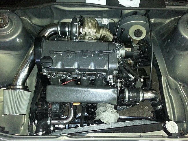 Jetta II 16V Turbo mit Rallye-Golf Ladeluftkühler und Wasserkühler aus Alu - Ansicht von oben Jetta II 16V Turbo mit Rallye-Golf Ladeluftkühler und Wasserkühler aus Alu - Ansicht von oben